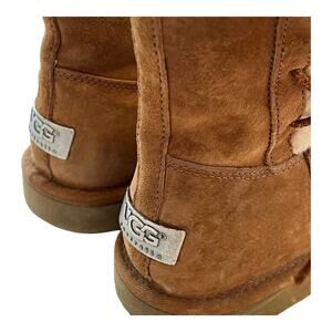 UGGS,‎ size 6, EUC, side lacing, leather and shearling. Metal nameplate on back.